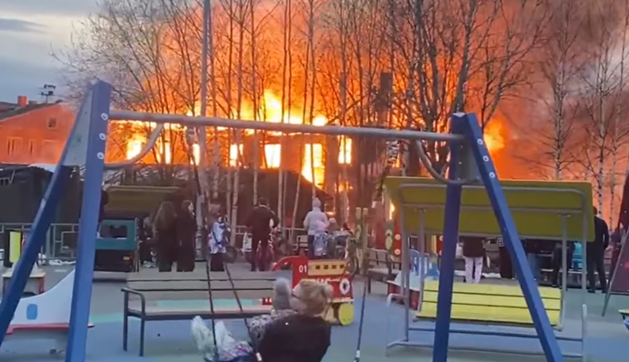 Вся суть росіян в одному відео: під Архангельськом люди спокійно відпочивають біля будинку, що горить