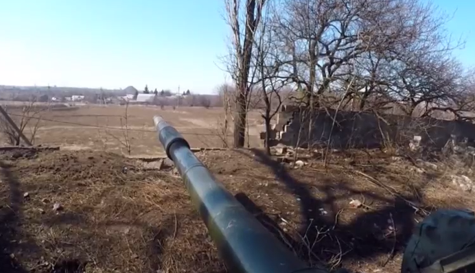 Нічого не приховують: окупанти самі показали на відео момент обстрілу житлових будинків у Маріуполі