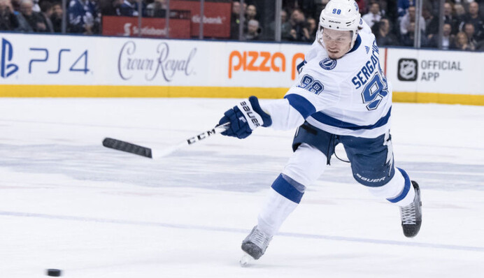 Канадський хокеїст жорстко побив росіянина під час матчу НХЛ: відео бійки