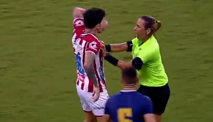 Жуткий поступок: в Бразилии футболист с кулаками набросился на женщину-судью