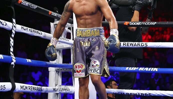 Чемпион мира по боксу бросился в массовую драку из-за мамы: эпичное видео