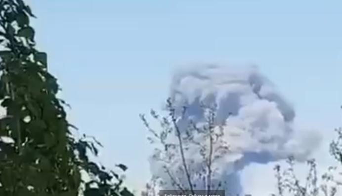 В небо поднялся столб дыма: в сети показали видео взрыва в Чернобаевке