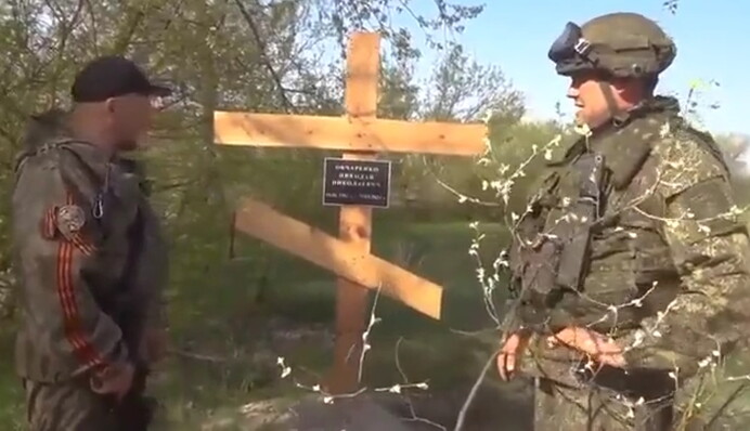 Одна нога – тут, інша – там: вбитому путінському полковнику зробили незвичайну могилу