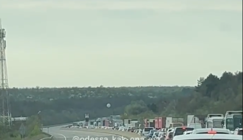 На в'їзді до Одеси утворилися гігантські затори: відео