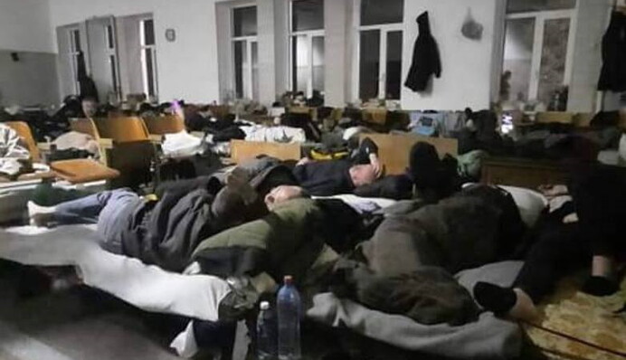 Рашисти тримають маріупольців у полоні: фото з фільтраційного табору