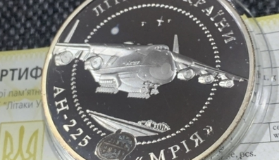 Монету в честь легендарного украинского самолета продают за десятки тысяч: фото