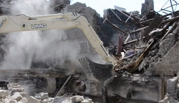 Готовятся к параду: оккупанты заставляют жителей Мариуполя расчищать город от последствий обстрелов, видео