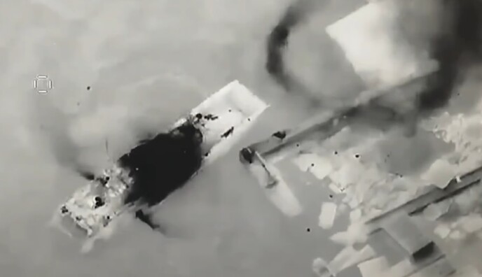 На острові Зміїний знищено судно рашистів та ангар з окупантами: відео ударів