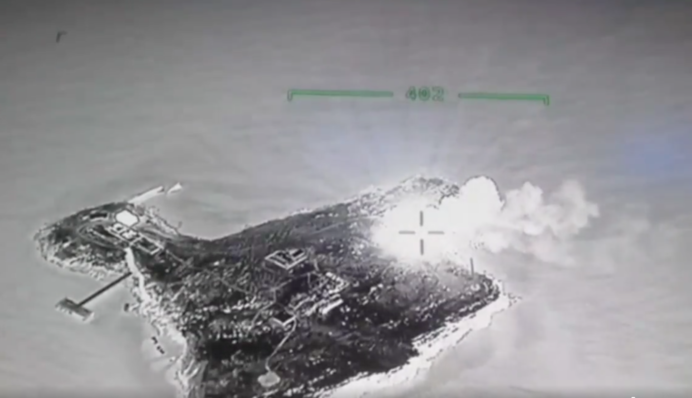 Висадка десанту не вдалася: відео знищення вертольота рашистів на острові Зміїний