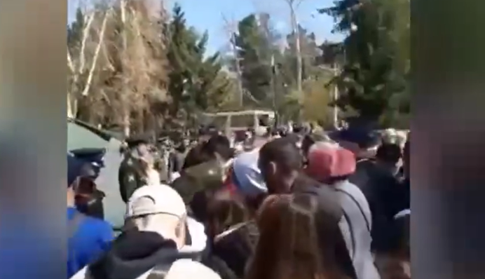 Пушечного мяса хватает: видео очереди в РФ из желающих воевать в Украине