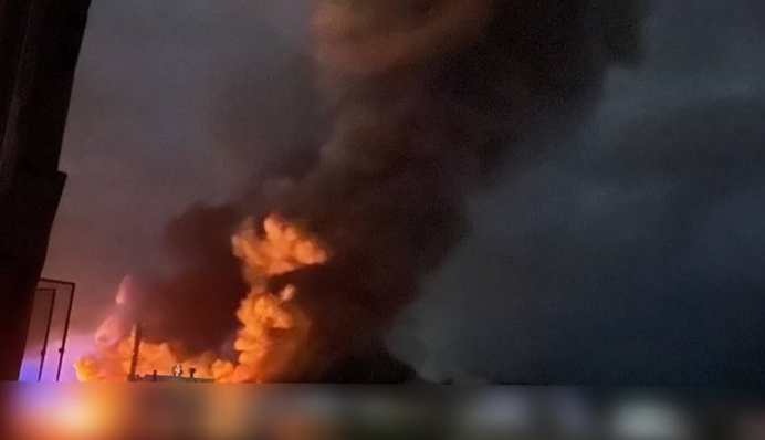 Обстріл окупантами Одеси: спалахнув торговий центр, фото