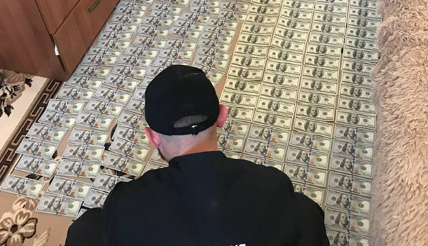 В Тернополе у псевдоволонтеров нашли внедорожники и десятки тысяч долларов: фото и видео