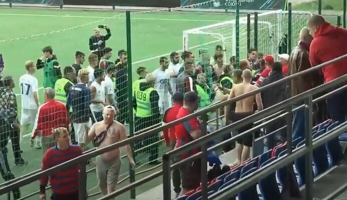 Дикари на поле: в России футболисты устроили побоище с фанатами