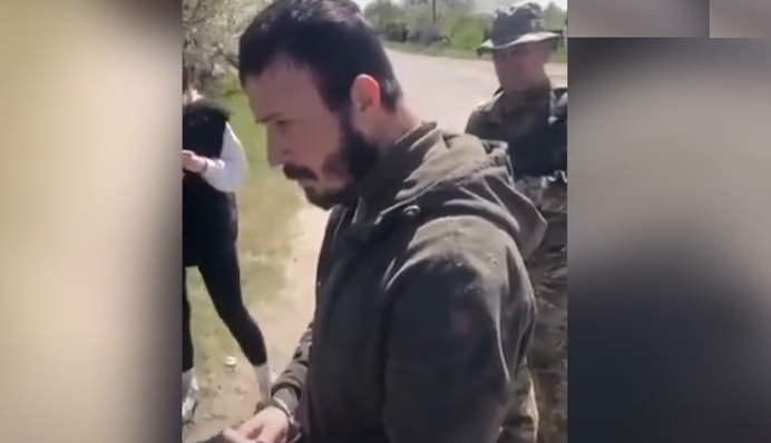 Отстал от своих: под Киевом оккупант сдался теробороне спустя месяц скитаний, видео
