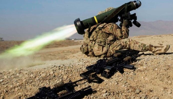 Це Javelin, дитинко! Відео випадкової 