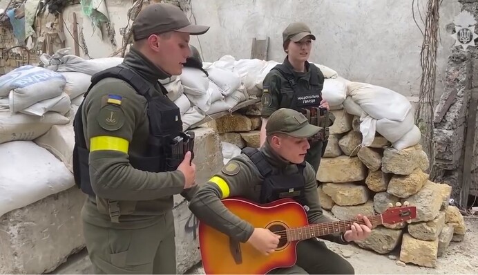 Під звуки вибухів: зворушливе виконання пісні 