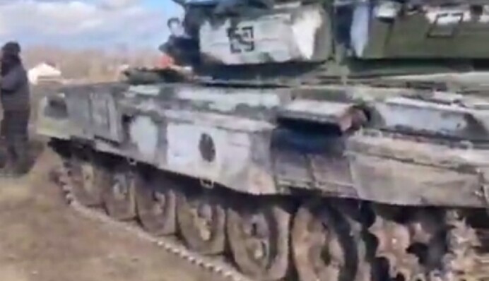 Кинули з повним боєкомплектом: ЗСУ показали трофейний танк окупантів, відео
