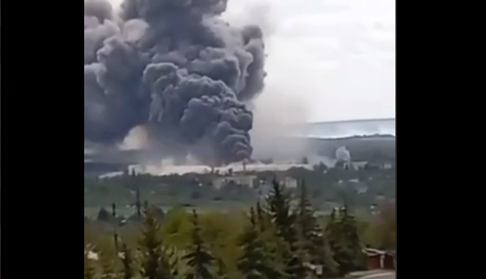 В Соледаре прогремел мощный взрыв - над городом огромный столб дыма: видео