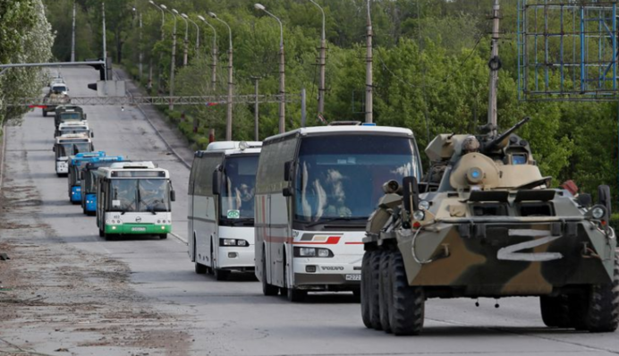 Вихід українських бійців з "Азовсталі": територію заводу залишили щонайменше сім автобусів