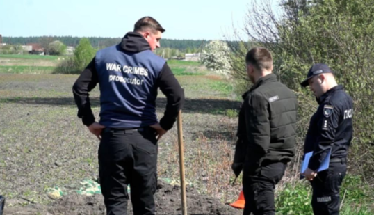 Под Киевом нашли массовое захоронение, одна из жертв россиян - волонтер: фото и видео