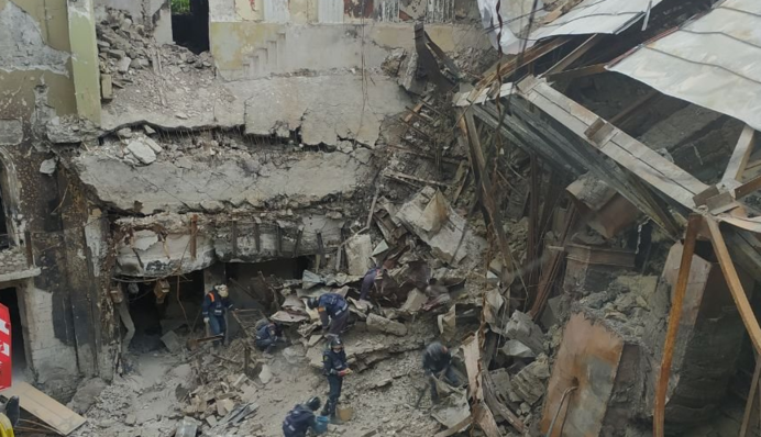 Целые грузовики трупов: оккупанты в Мариуполе разбирают развалины Драмтеатра