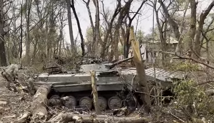 Враг потерял десятки  единиц техники: кладбище техники оккупантов возле Северского Донца показали на видео