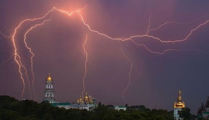 В Киеве в субботу ожидается капризная погода: людей предупредили об опасности