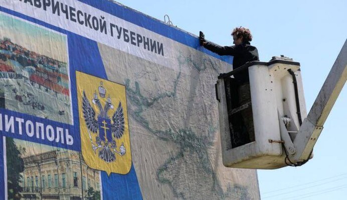 Скандальна співачка Чичеріна розвішує пропагандистські банери у Мелітополі: фото