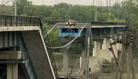 Рашисти підірвали важливий міст між Сєверодонецьком та Лисичанськом: фото
