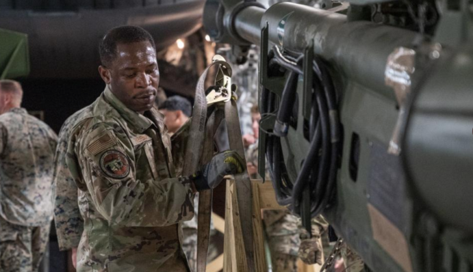 В Украину отправилась новая партия американских гаубиц M777: фото из самолета