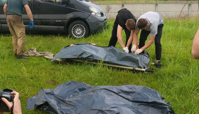 Біля Бучі знайшли тіла мирних мешканців, убитих окупантами: фото