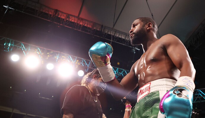 Легендарний Мейвезер тріумфально повернувся в ринг: жорстко побив суперника