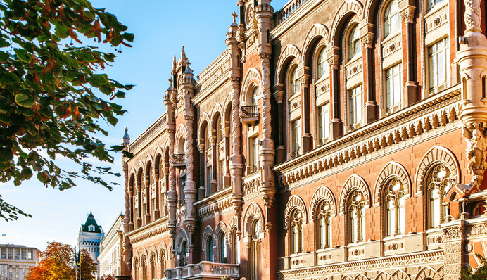 Українцям змінили умови зняття готівки за кордоном: скільки можна зняти з валютного рахунку