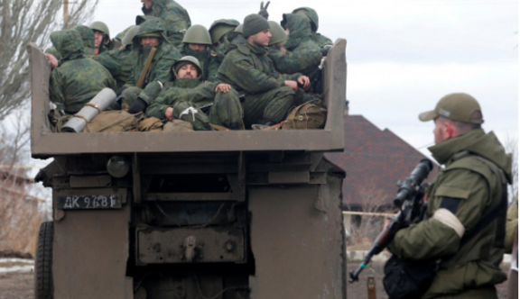 Калічать себе, щоб повернутися додому живими: окупанти масово тікають з України до Росії