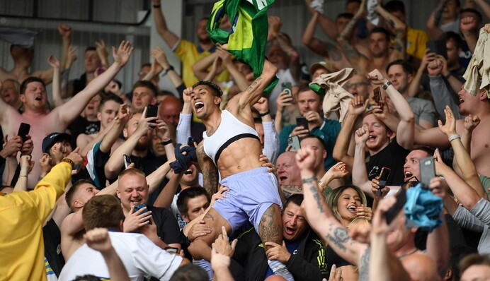 Відомий футболіст привів у захоплення фанатів неймовірним вчинком: відео