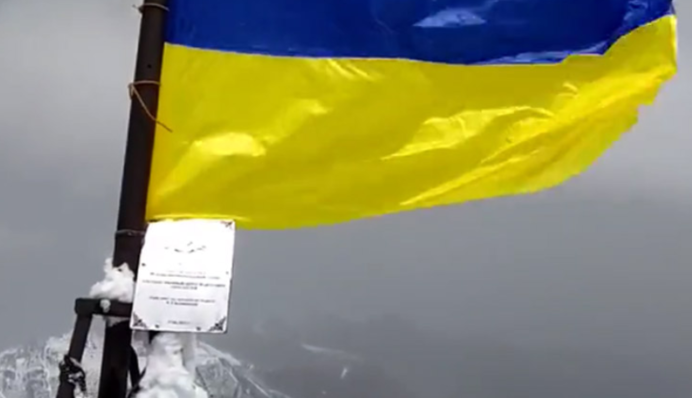 Встромили український прапор у 