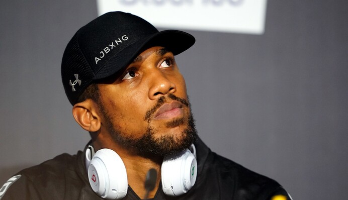 Переламаю щелепи: Джошуа накинувся на студентів перед боєм з Усиком, відео