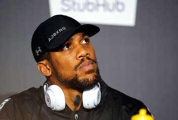 Переламаю щелепи: Джошуа накинувся на студентів перед боєм з Усиком, відео