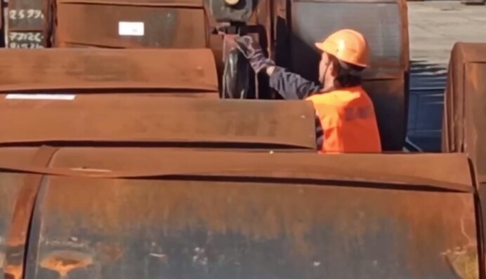 Уже никто и не прячется: из Мариуполя в Россию вывозят металл, видео