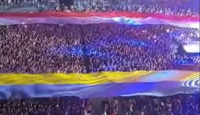 На концерте культовой рок-группы в Польше развернули флаг Украины, видео