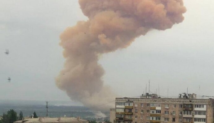 Россия нанесла удар с воздуха по Северодонецку: над городом поднялось ядовитое облако, фото