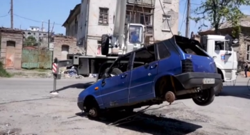 "Націоналізація" по-російськи: у Маріуполі конфісковуватимуть "безхазяйні" автомобілі, відео