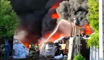 Россия снова в огне: в Набережных Челнах загорелся огромный склад с резиной, видео