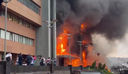 Вспыхнуло с 1 по 4 этаж: в Москве горит крупный торговый центр, видео