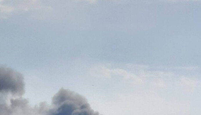 У Дніпрі пролунали потужні вибухи та валить дим: фото та відео