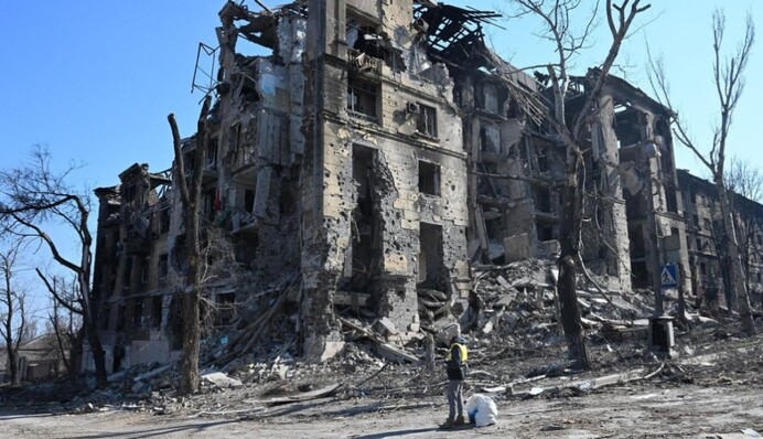 Нет воды и воняет морг: в Мариуполе люди теряют сознание в очереди за гуманитаркой