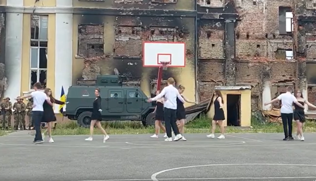 Із ненавистю до росіян: сильне відео танцю випускників біля руїн школи у Харкові