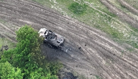 Українські бійці розстріляли з РПГ бронемашину росіян: відео бою