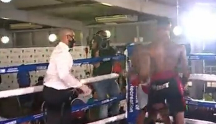 Жахливі кадри: боксер із ПАР приголомшив вчинком після падіння суперника