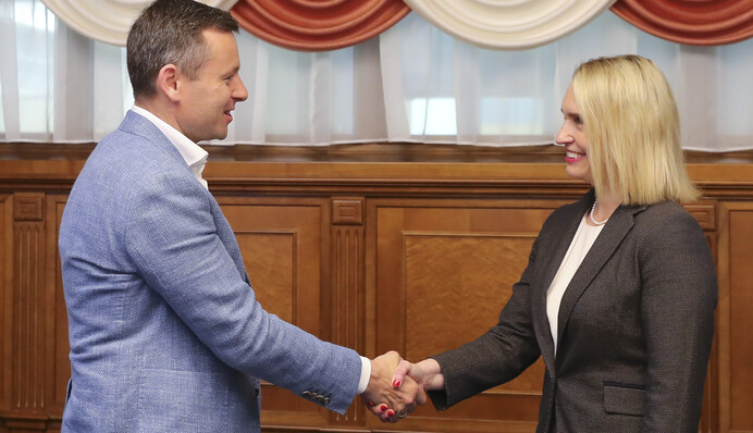 Взяла с места в карьер: новая посол США сообщила о выделении Украине 1 млрд долларов